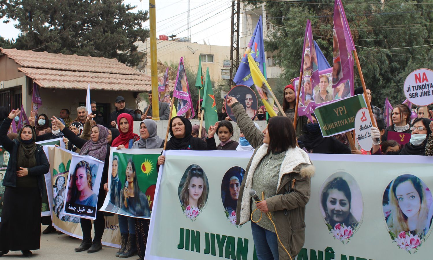 تظاهرة نسائية في اليوم العالمي لمناهضة العنف ضدّ المرأة في مدينة قامشلي شمال شرقي سوريا - 2020 (موقع حكاية ما انحكت)
