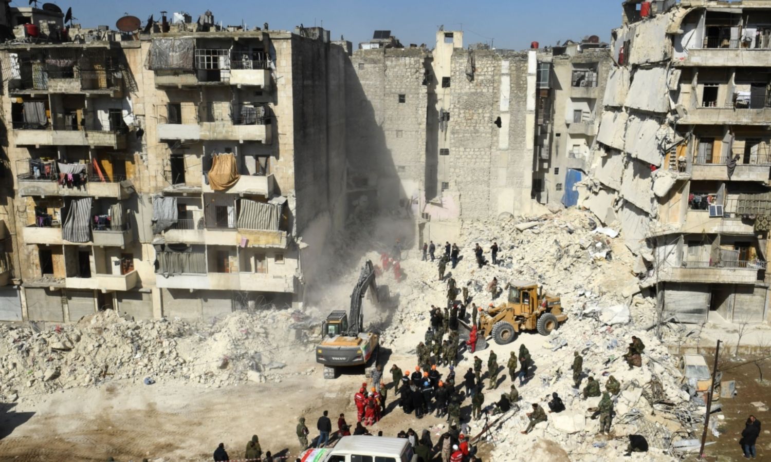 هدم مباني بعد كارثة الزلزال في مدينة حلب شمالي سوريا- (AFP)