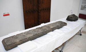 القطع الأثرية السورية المستعادة من بريطانيا عبر المتحف الوطني العماني داخل السفارة السورية بمسقط- 13 أيلول 2023 (وكالة الأنباء العمانية)