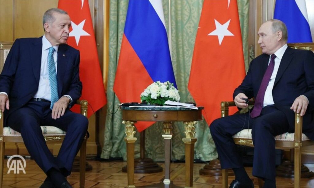 الرئيس الروسي فلاديمير بوتين (يمين) والتركي رجب طيب أردوغان (يسار) في سوتشي الروسية 4 من أيلول 2023 (الأناضول)