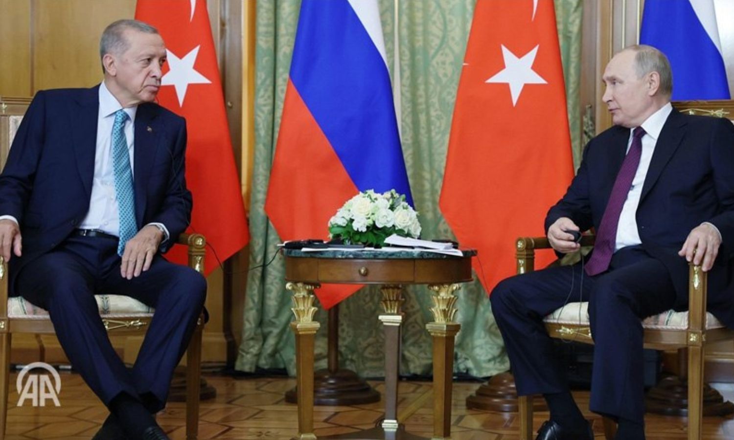 الرئيس الروسي فلاديمير بوتين (يمين) والتركي رجب طيب أردوغان (يسار) في سوتشي الروسية 4 من أيلول 2023 (الأناضول)