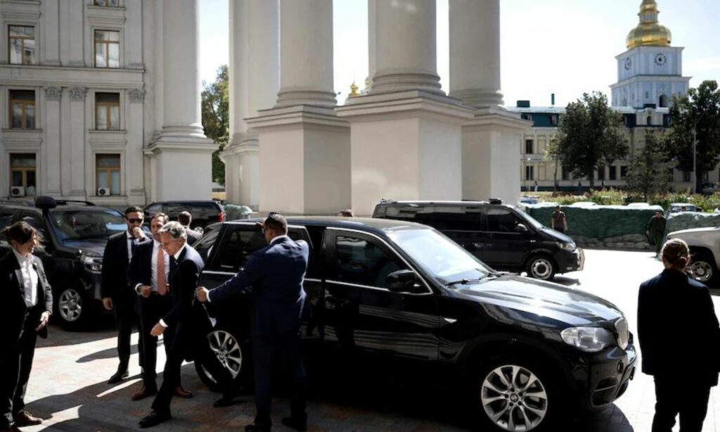 وصول وزير الخارجية الأمريكي أنتوني بلينكن إلى العاصمة الأوكرانية كييف 6 من أيلول 2023 (AP)