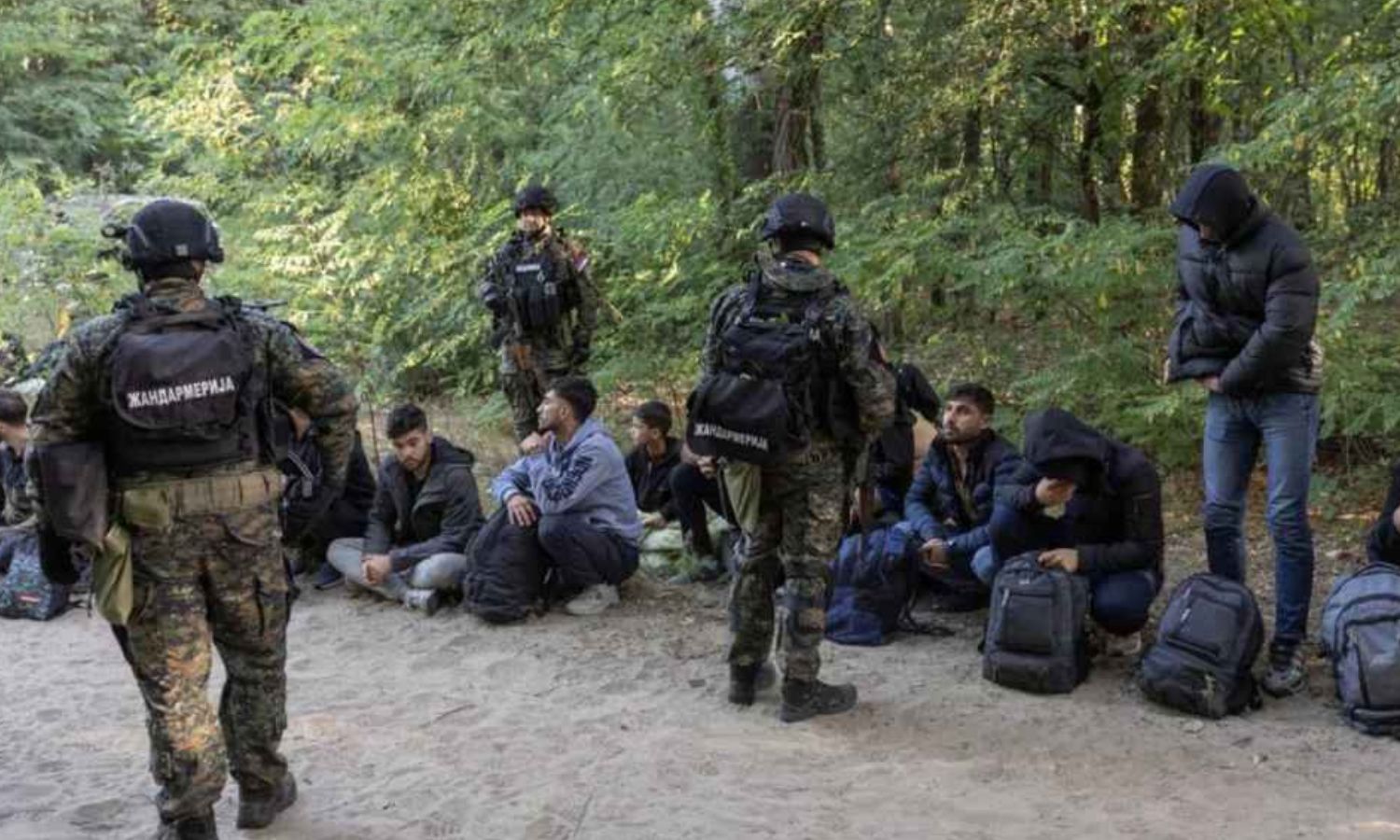 ألفت السلطات الصربية القبض على مئات اللاجئين قرب حدودها 13 من أيلول 2023 (رويترز)