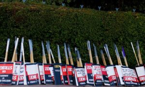 لافتات رفعها المضربون خلال إضرابهم خارج مقر شركة ديزني في أيلول 2023 (رويترز)