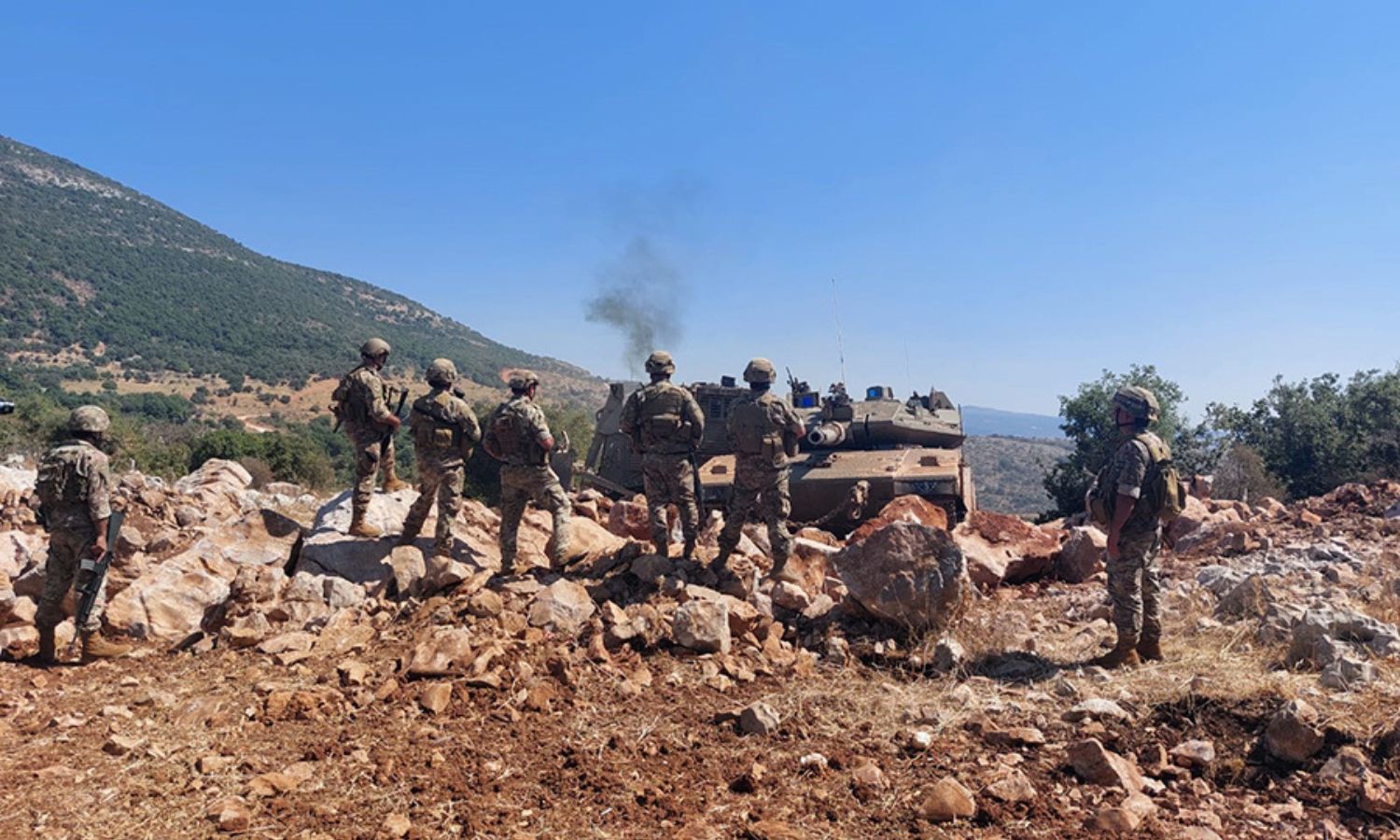عناصر الجيش اللبناني أثناء الاشتباكات مع الاحتلال الإسرائيلي في البسطرة جنوبي لبنان ويظهر في الخلفية دخان القنابل أيلول 2023 (الجيش اللبناني/ إكس)