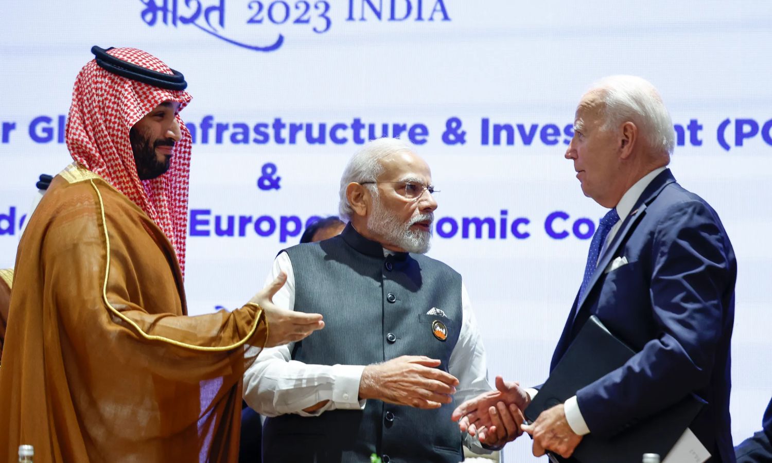 الرئيس الأمريكي جو بايدن (يسار) ورئيس الوزراء الهندي ناريندرا مودي (وسط) وولي العهد السعودي محمد ابن سلمان (يسار) يتحدثون خلال قمة مجموعة العشرين في نيودلهي- 9 من أيلول 2023 (AP/ Evelyn Hockstein)