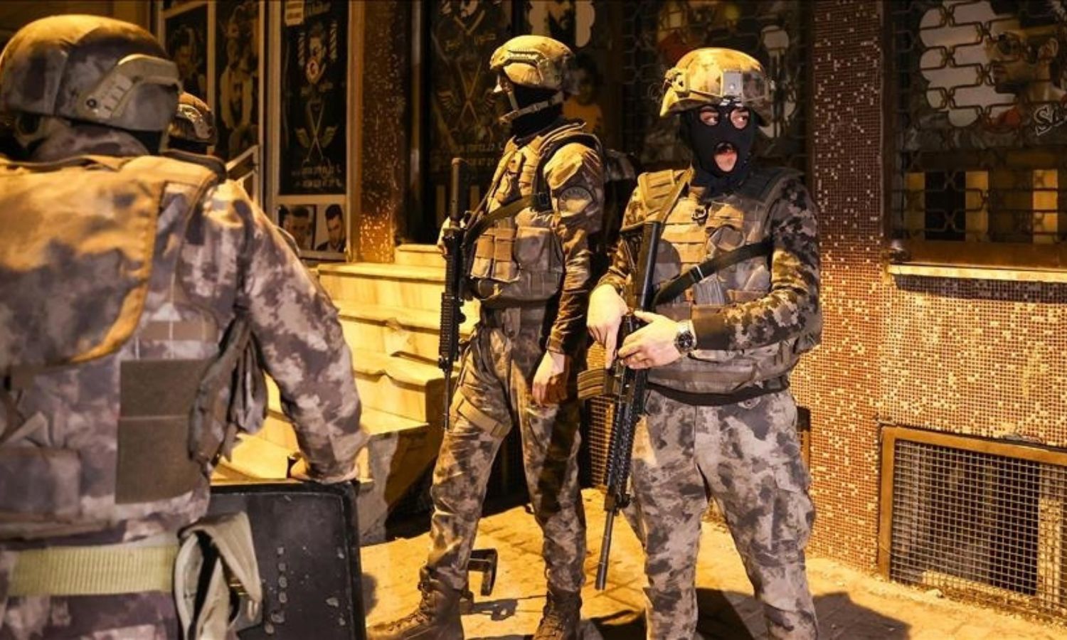 أحد عناصر قوات الأمن التركية في اسطنبول (الأناضول)