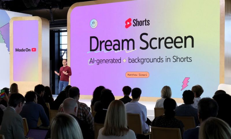 مدير إدارة المنتجات في فريق الذكاء الاصطناعي في "يوتيوب" ماثيو سيماري، يشرح ميزة "Dream Screen" خلال الحدث السنوي الخاص بالموقع في نيويورك- 21 أيلول 2023 (يوتيوب)