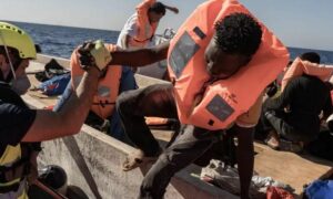 إنقاذ مهاجرين من البحر في إيطاليا- 2023 (Vincenzo Circosta)