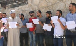 معلمون يحتجون على تدني أجورهم ويطالبون بتحسين الواقع التعليمي في مدينة اعزاز بريف حلب الشمالي- 22 من آب 2023 (عنب بلدي/ ديان جنباز)
