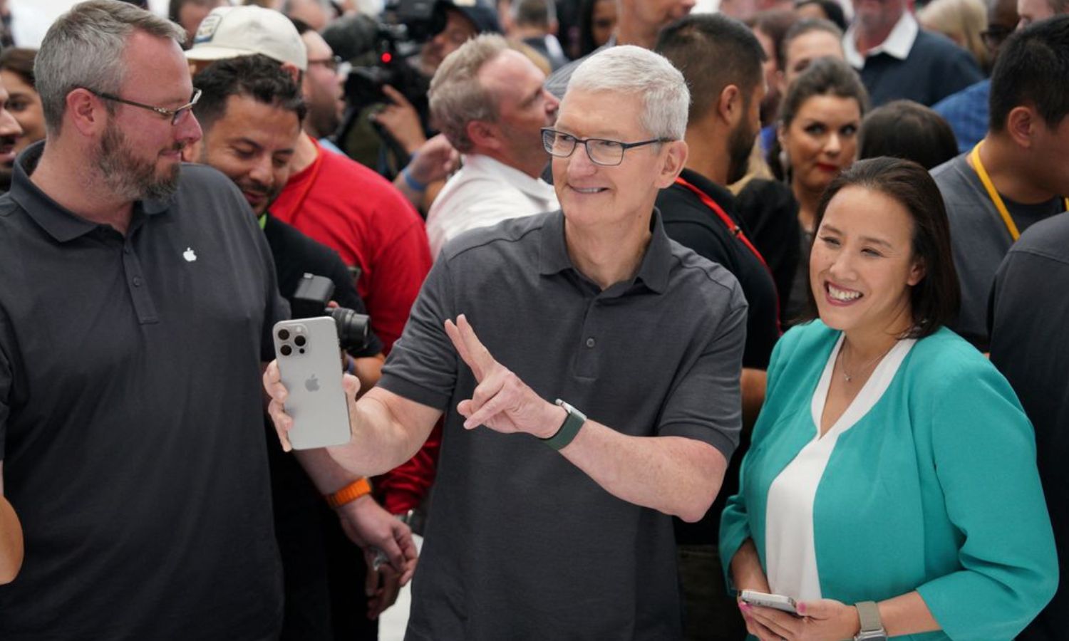 الرئيس التنفيذي لشركة "آبل"، تيم كوك، يحمل هاتف "iPhone 15 Pro" جديدًا خلال حدث “Wonderlust” في مقر الشركة بالولايات المتحدة- 12 أيلول 2023 (رويترز).