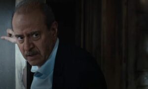 الممثل السوري بسام كوسا بدور القاضي يوسف مير علم، ثم يوسف الغريب، في أحد مشاهد مسلسل 