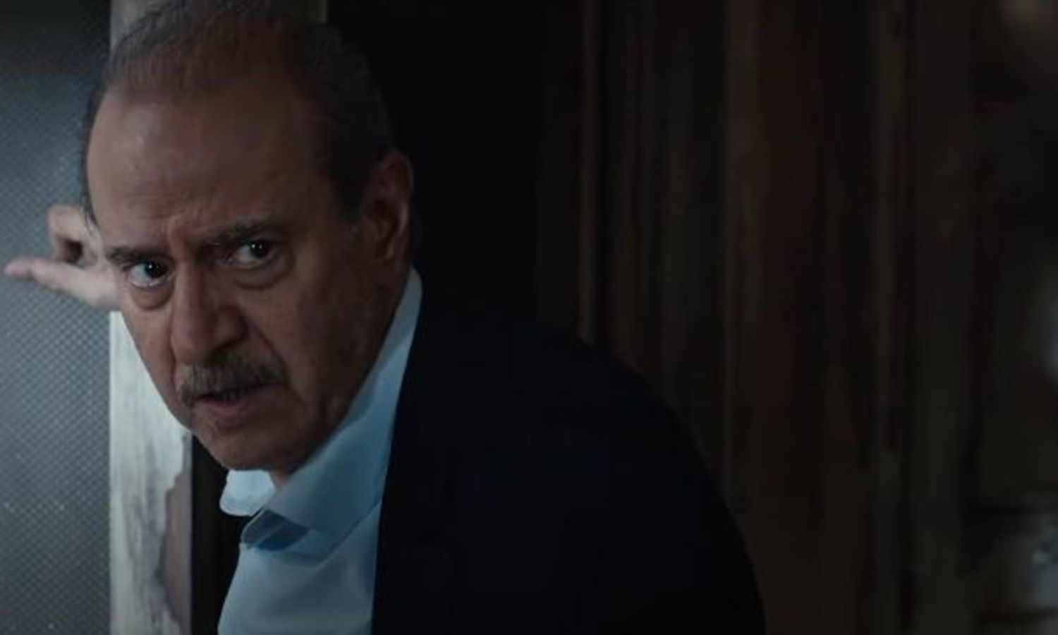الممثل السوري بسام كوسا بدور القاضي يوسف مير علم، ثم يوسف الغريب، في أحد مشاهد مسلسل "الغريب"