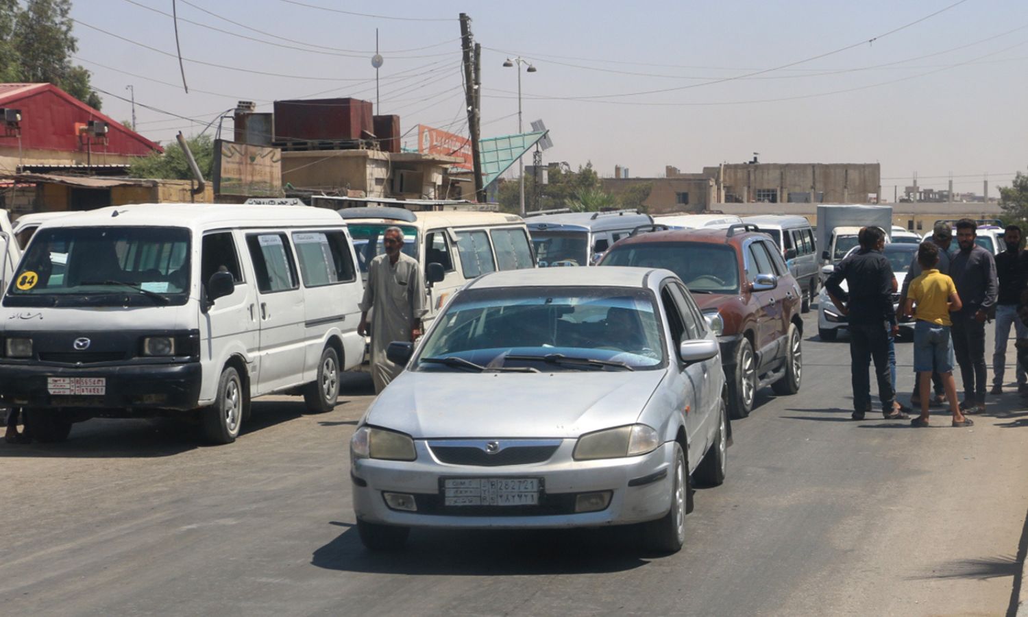 سيارات تصطف أمام مبنى بلدية الحسكة للمطالبة برفع تعرفة الركوب- 31 من تموز 2023 (أرتا إف إم)