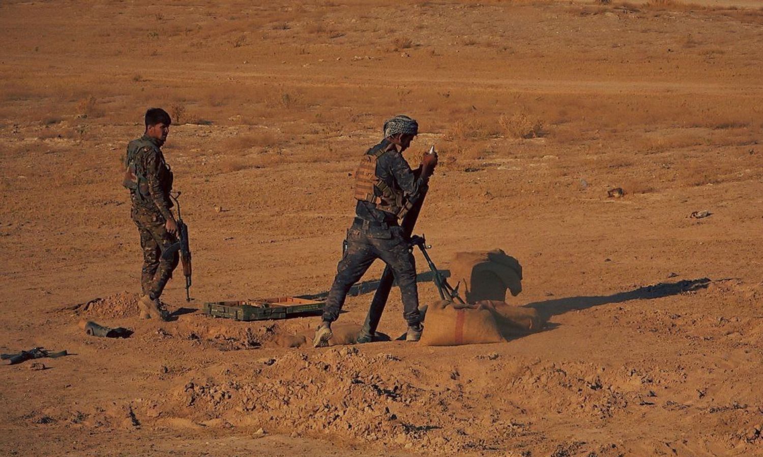 عنصران في "قوات سوريا الديمقراطية" خلال تدريبات عسكرية شمال شرقي سوريا-1 من آب 2023 (قسد)