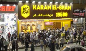 زحام أمام مطعم شاورما سوري في مصر- 9 من نيسان 2021 (جريمة أكل/ يوتيوب)
