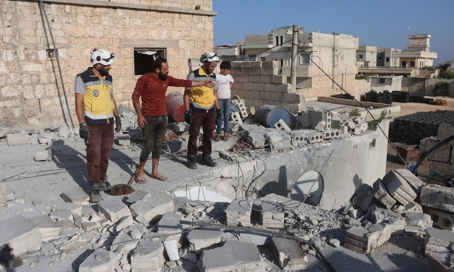 تفقد منزل في مدينة سرمين تعرض للقصف من قبل قوات النظام السوري- 3 من أيلول 2023 (الدفاع المدني السوري)