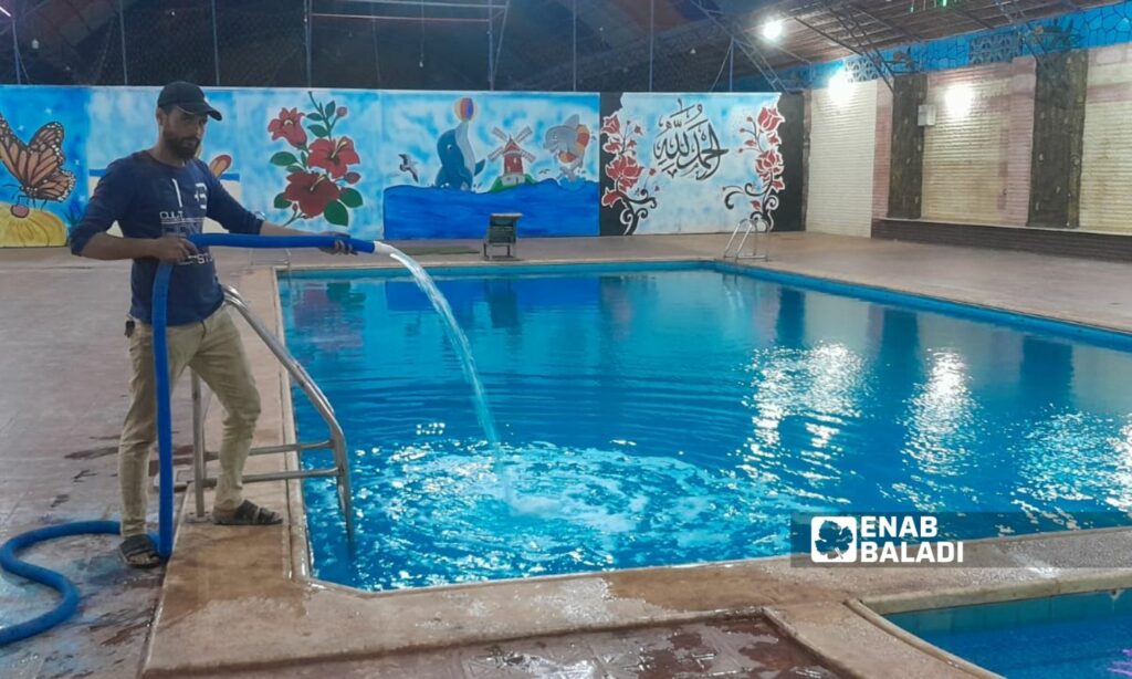 مسبح في مدينة إدلب شمال غربي سوريا - 5 من أيلول 2023 (عنب بلدي/ أنس الخولي)