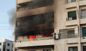 منزل يحترق في حي المشروع العاشر في اللاذقية- 16 من أيلول 2023 (المشروع العاشر/ فيس بوك)