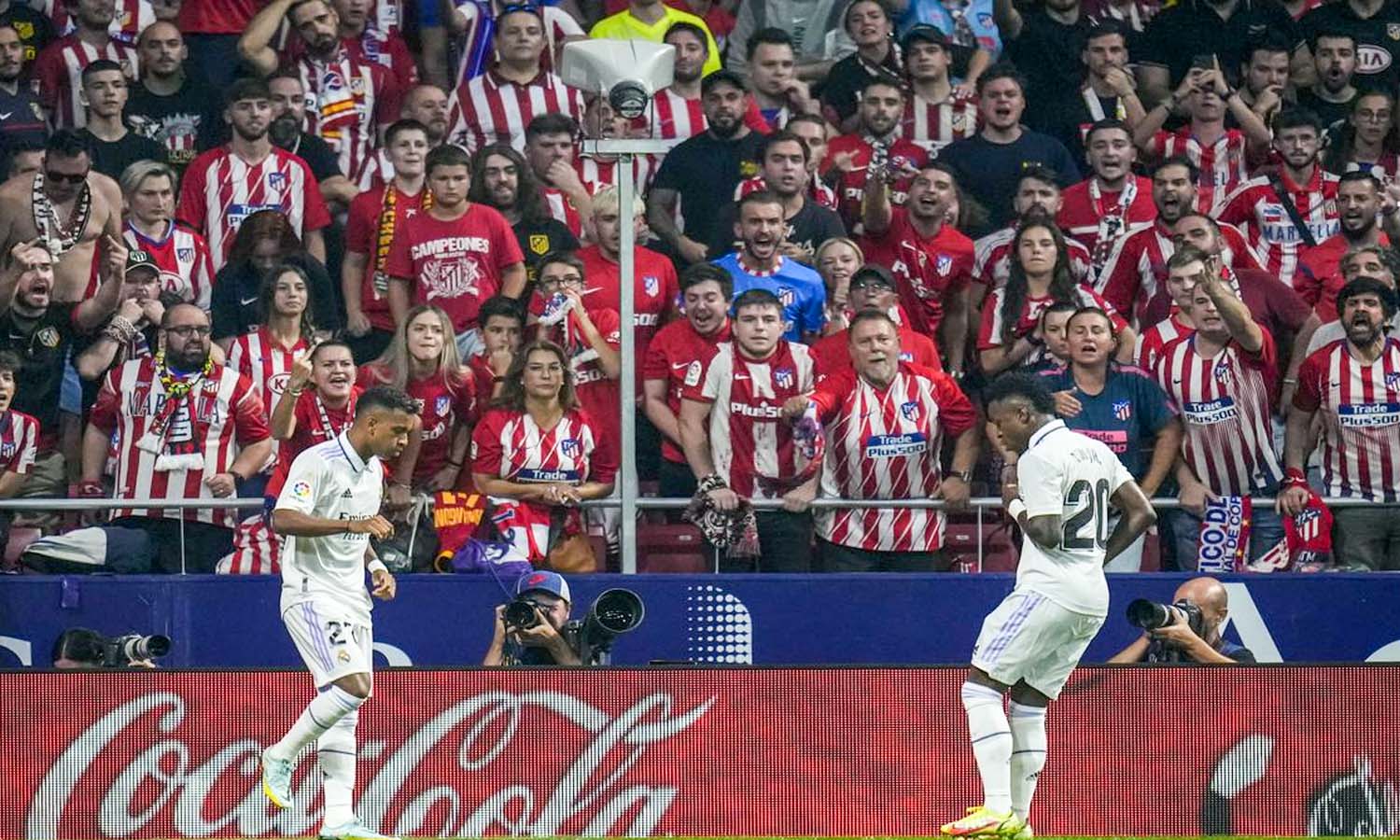 رودريجو لاعب ريال مدريد ، على اليسار يحتفل بعد تسجيله مع زميله فينيسيوس جونيور لاعب ريال مدريد الهدف الافتتاحي خلال مباراة الدوري الإسباني بين أتلتيكو مدريد وريال مدريد على ملعب واندا ميتروبوليتانو في مدريد- 18 أيلول 2022 (ap)