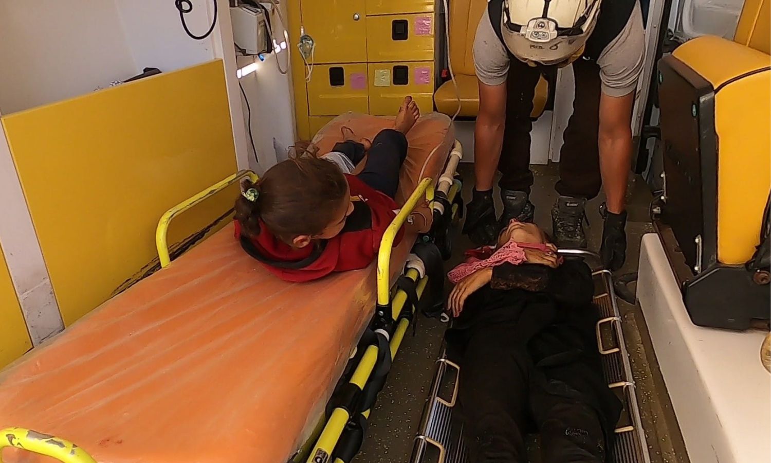 "الدفاع المدني" ينقل جثمان طفلة وشقيقتها المصابة إثر قصف لقوات النظام على أطراف مدينة سرمين شرقي إدلب- 4 من أيلول 2023 (الدفاع المدني السوري/ فيس بوك)