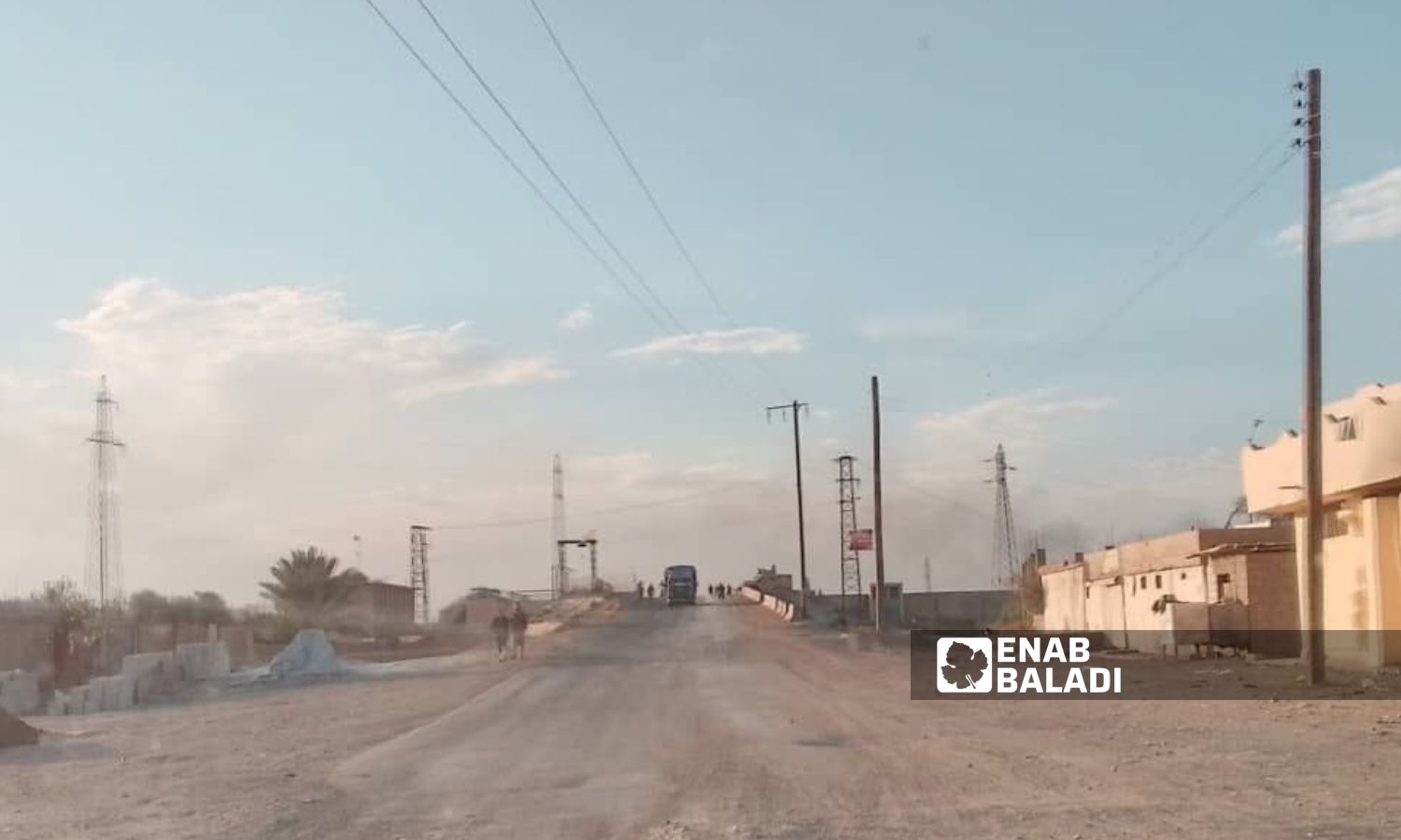 حاجز الجسر التابع لـ"قوات سوريا الديمقراطية" (قسد) في بلدة الصبحة بريف دير الزور الشرقي- 20 من أيلول 2023 (عنب بلدي)