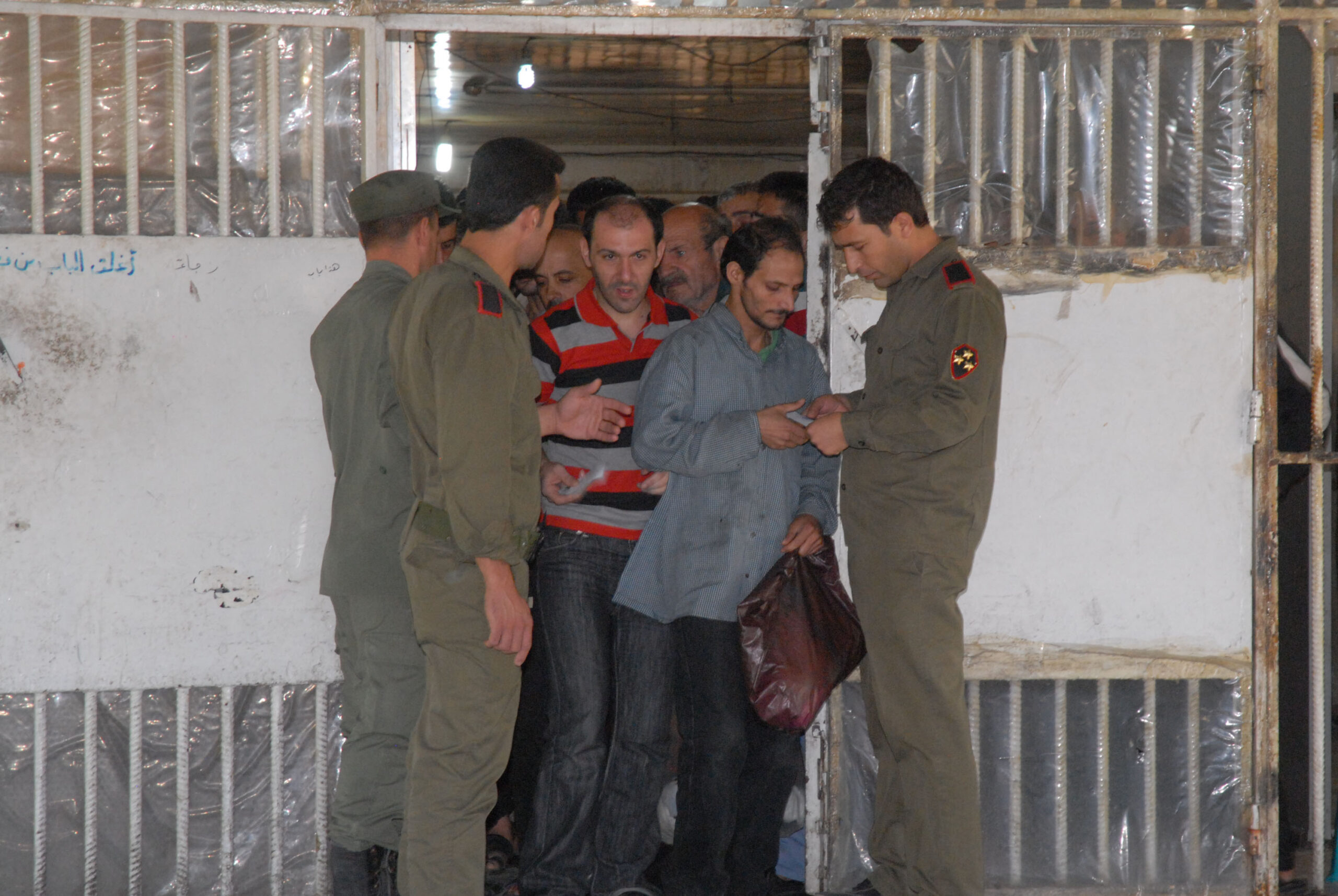 سجناء بسجن "دمشق المركزي" أفرج عنهم بموجب مرسوم "العفو الرئاسي - 2014 (أسوشيتد برس)