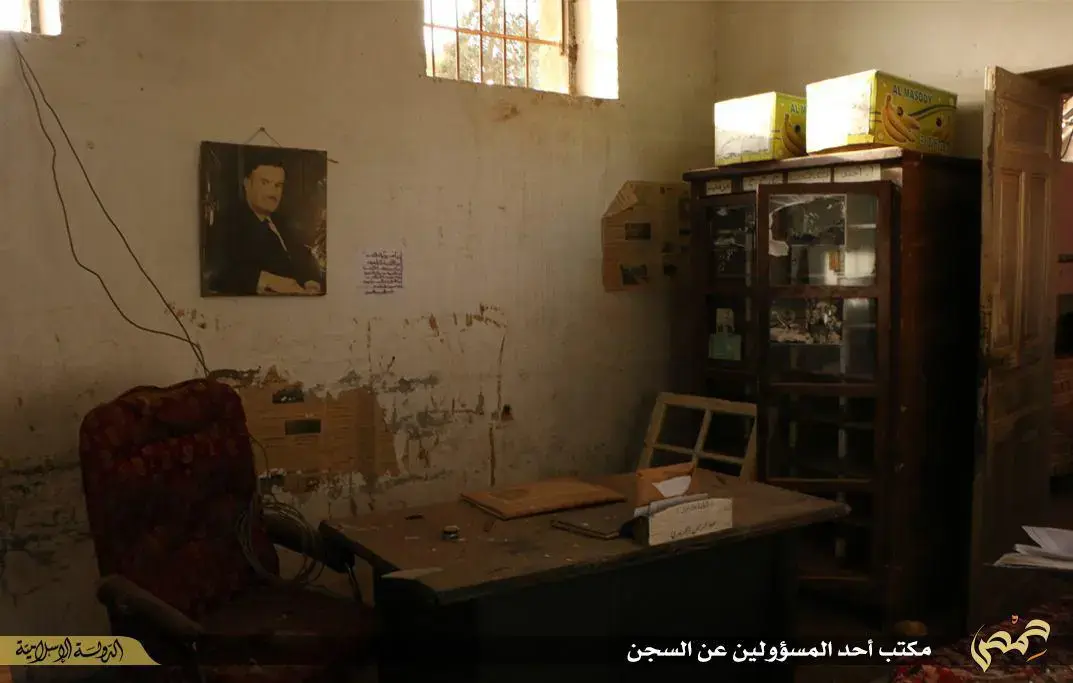 صورة لمكتب أحد المسؤولين في سجن تدمر الذي شهد تنفيذ محاكمات ميدانية لمعتقلين قبل تفجيره على يد تنظيم الدولة في 2015 (أعماق)