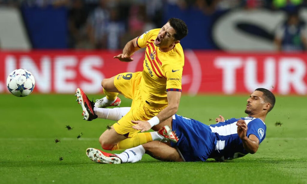 اصابة ليفاندوفسكي لاعب برشلونة في مباراة فريقه ضج بورتو البرتغالي بدوري ابطال اوروبا - 4 تشرين الاول 2023 (رويترز)