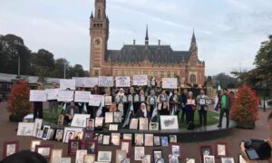 وقفة اهلي معتقلين وناشطين من أمام محكمة العدل الدولية_ الثلاثاء 9 من تشرين الأول.