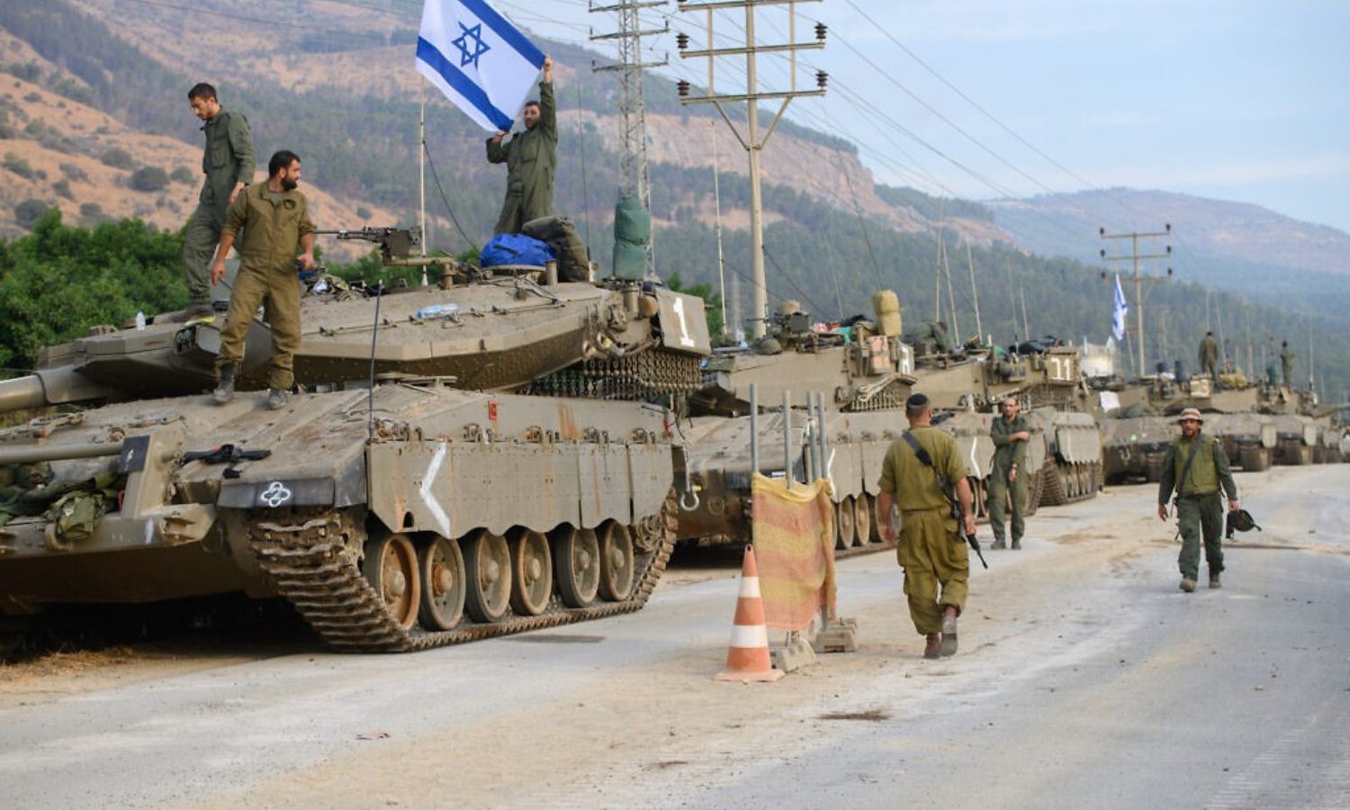 جنود ودبابات إسرائيلية في منطقة الجليل الأعلى حيث تحشد إسرائيل قواتها تأهبًا لهجوم من حزب الله 10 تشرين الأول 2023 (فلاش)