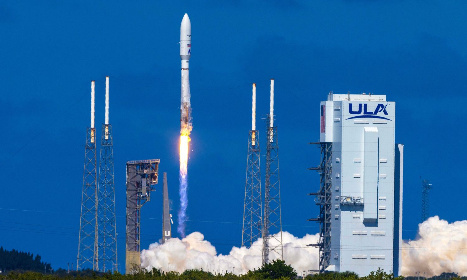 لحظة إطلاق صاروخ "أمازون" حاملًا قمرين فضائيين ضمن مشروع "كايبر" - 6 تشرين الأول 2023 (أمازون)