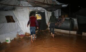 أسفرت الأمطار الغزيرة عن دخول المياه إلى مخيمات النازحين بمحيط بلدة أرمناز شمال غربي محافظة إدلب- 2 من تشرين الأول 2023 (الدفاع المدني السوري)