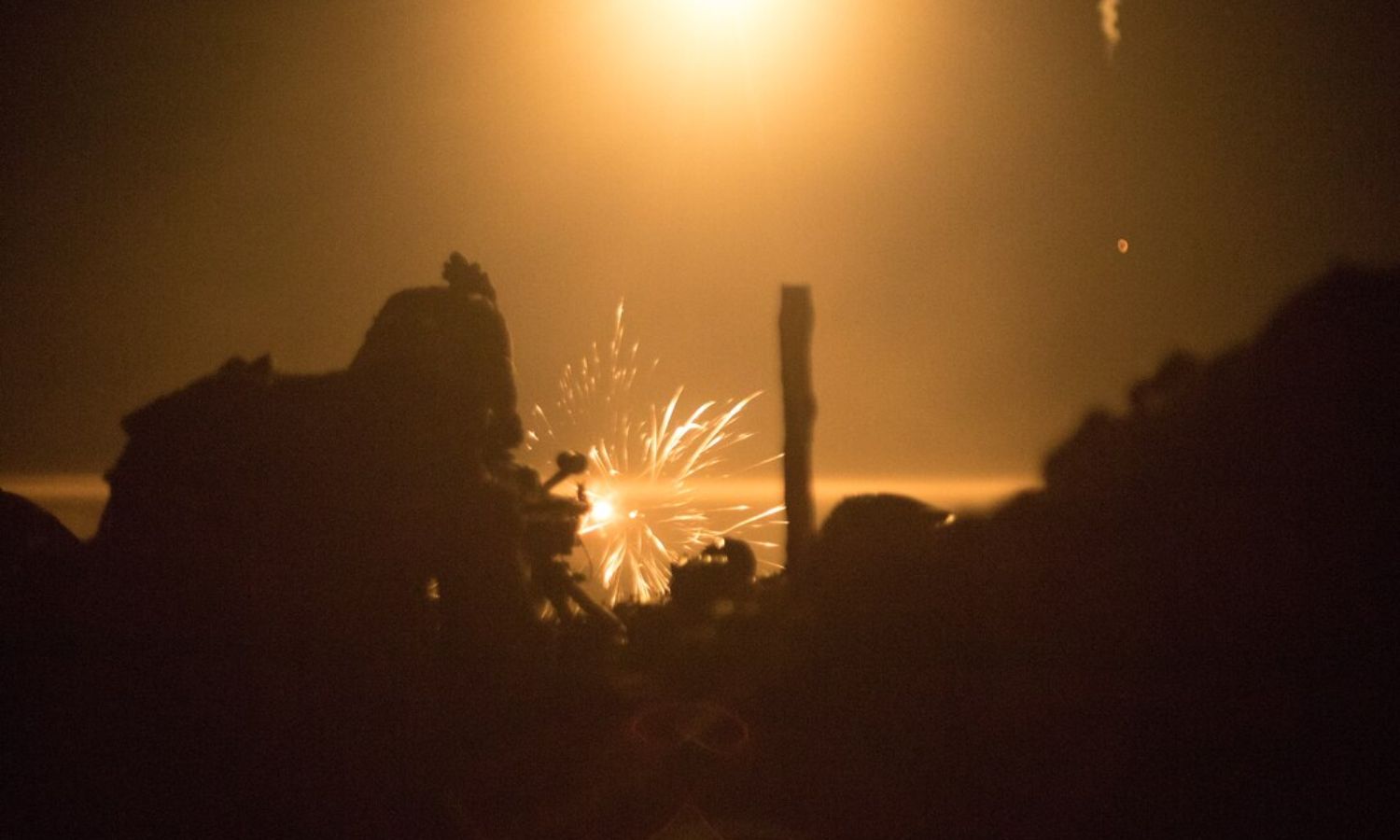 جندي من قوات مشاة البحرية الأمريكية خلال تدريبات على استخدام المدفع الرشاش من الكتيبة الثالثة بقاعدة "التنف" شرقي سوريا- 7 من أيلول 2023 (سينتكوم)