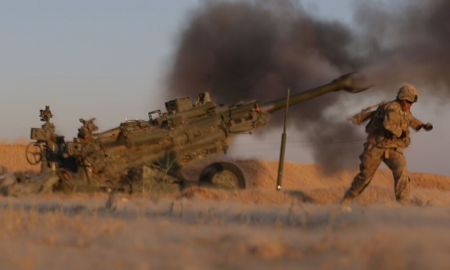 جنود من الجيش الأمريكي من الفوج الثالث يطلقون نيران المدفعية على مواقع لتنظيم الدولة بالقرب من الحدود العراقية السورية- 5 من حزيران 2018 (سينتكوم)