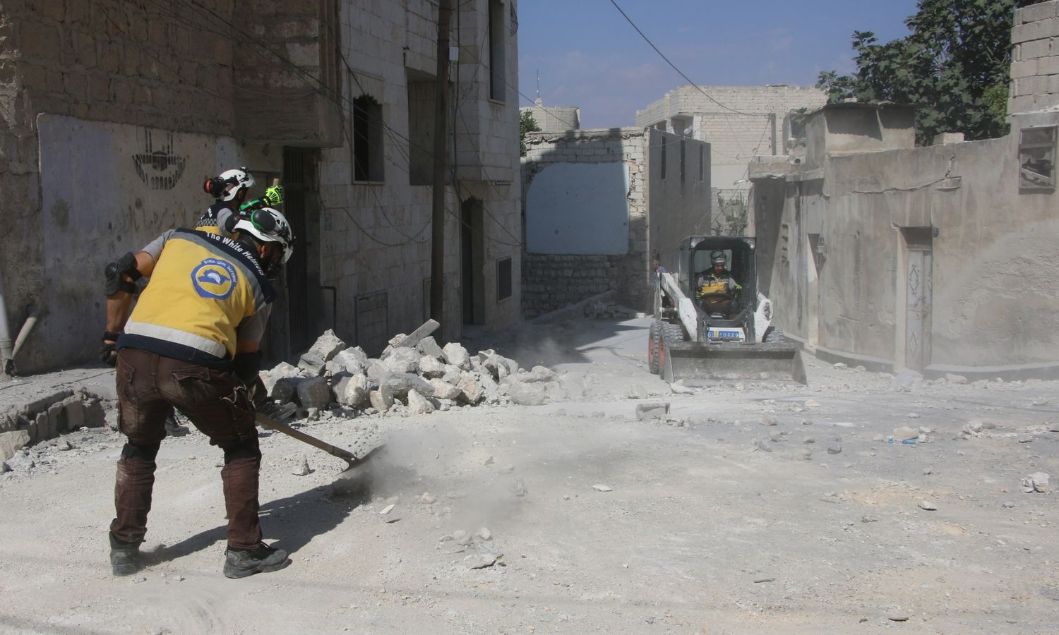 متطوعون في الدفاع المدني السوري يزيلون الأنقاض الناتجة عن قصف النظام السوري لشمال غربي سوريا- 10 من تشرين الأول 2023 (الدفاع المدني/ فيس بوك)