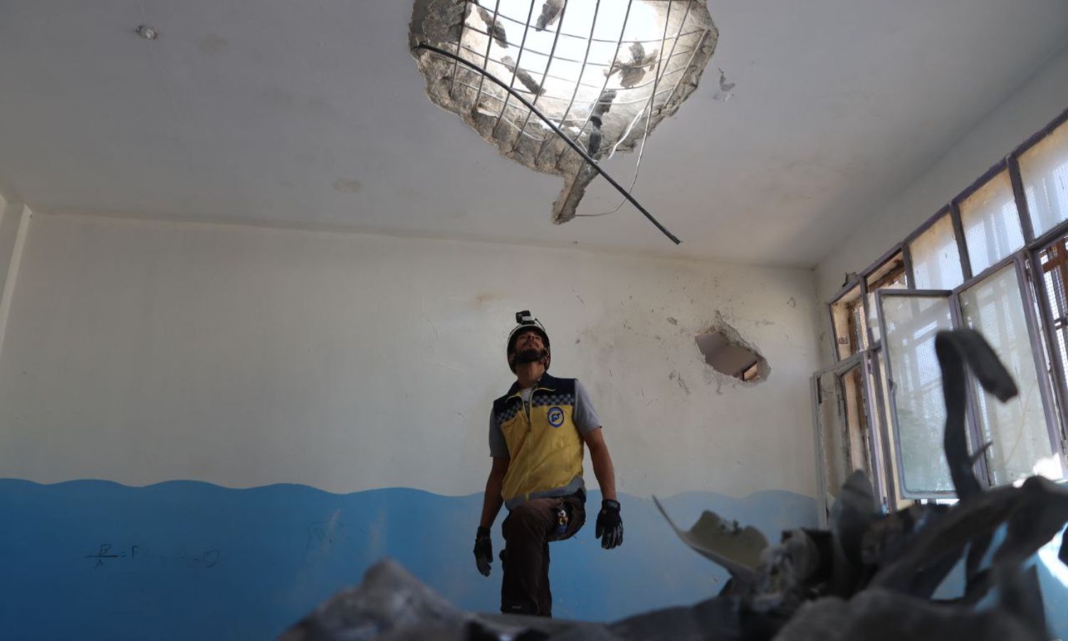 متطوع في الدفاع المدني السوري يتفقد مدرسة قصفتها قوات النظام شمال غربي سوريا- 10 من تشرين الأول 2023 (الدفاع المدني السوري)