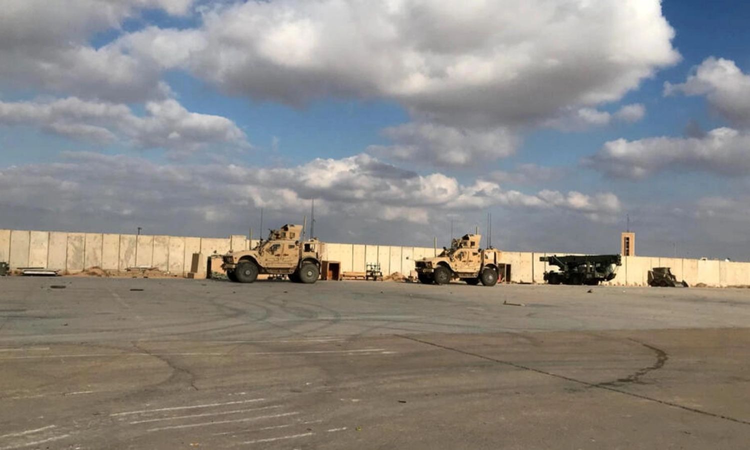 مدرعات عسكرية أمريكية في قاعدة عين الأسد الجوية في محافظة الأنبار العراقيىة- 13 من كانون الثاني 2020 (رويترز)