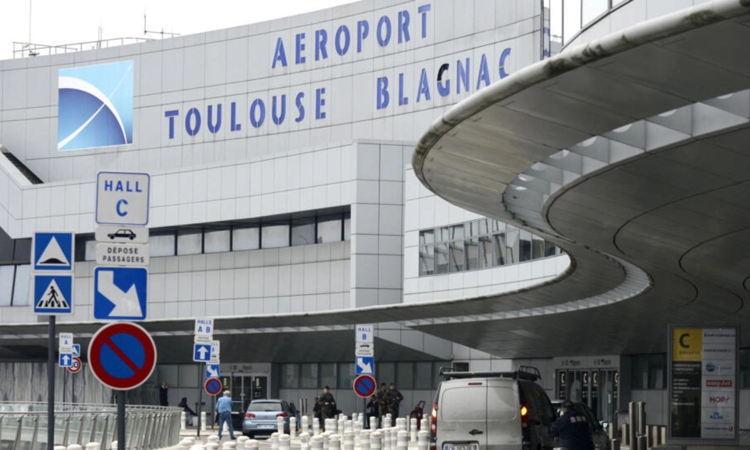 جنود يقومون بدورية في مطار "تولوز بلانياك" بمدينة تولوز الفرنسية- 14 من تشرين الثاني 2023 (AFP)