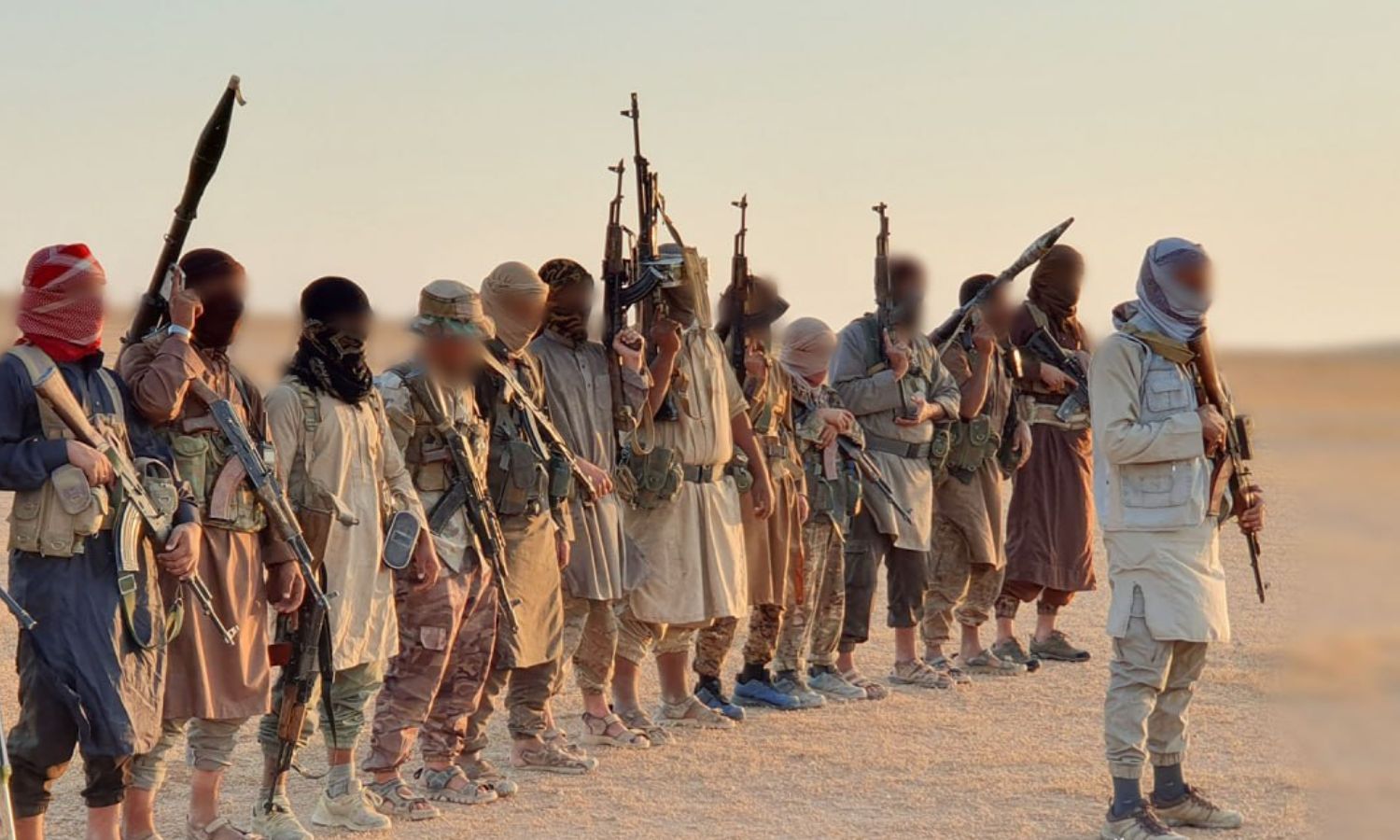 مقاتلون من تنظيم الدولة الإسلامية يعلنون بيعتهم لأمير التنظيم الأحدث أبي حفص الهاشمي من البادية السورية- 16 من آب 2023 (معرّف التنظيم الرسمي/ تيلجرام)