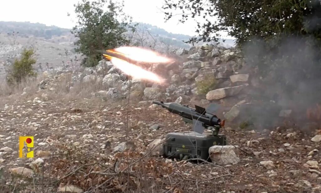 صاروخ أطلقه حزب الله اللبناني باتجاه وحدات إسرائيلية شمال الأراضي الفلسطينية المحتلة- 25 من تشرين الأول 2023 (المنار)