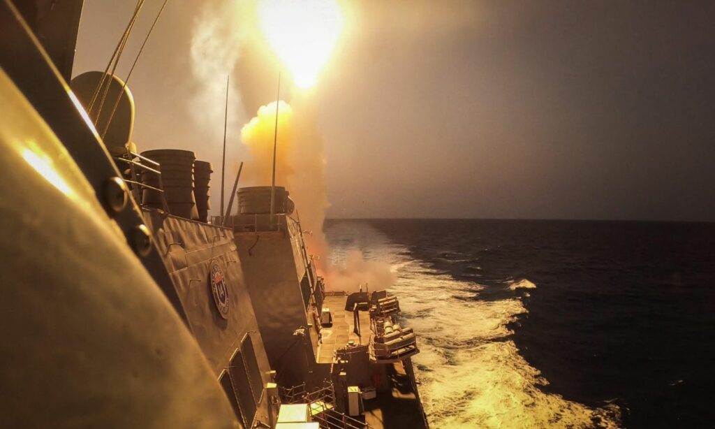 مدمرة الصواريخ الأمريكية "USS Carney" تعترض صاروخًا أطلق من اليمن باتجاه إسرائيل- 21 من تشرين الأول 2023 (سينتكوم/ تويتر)