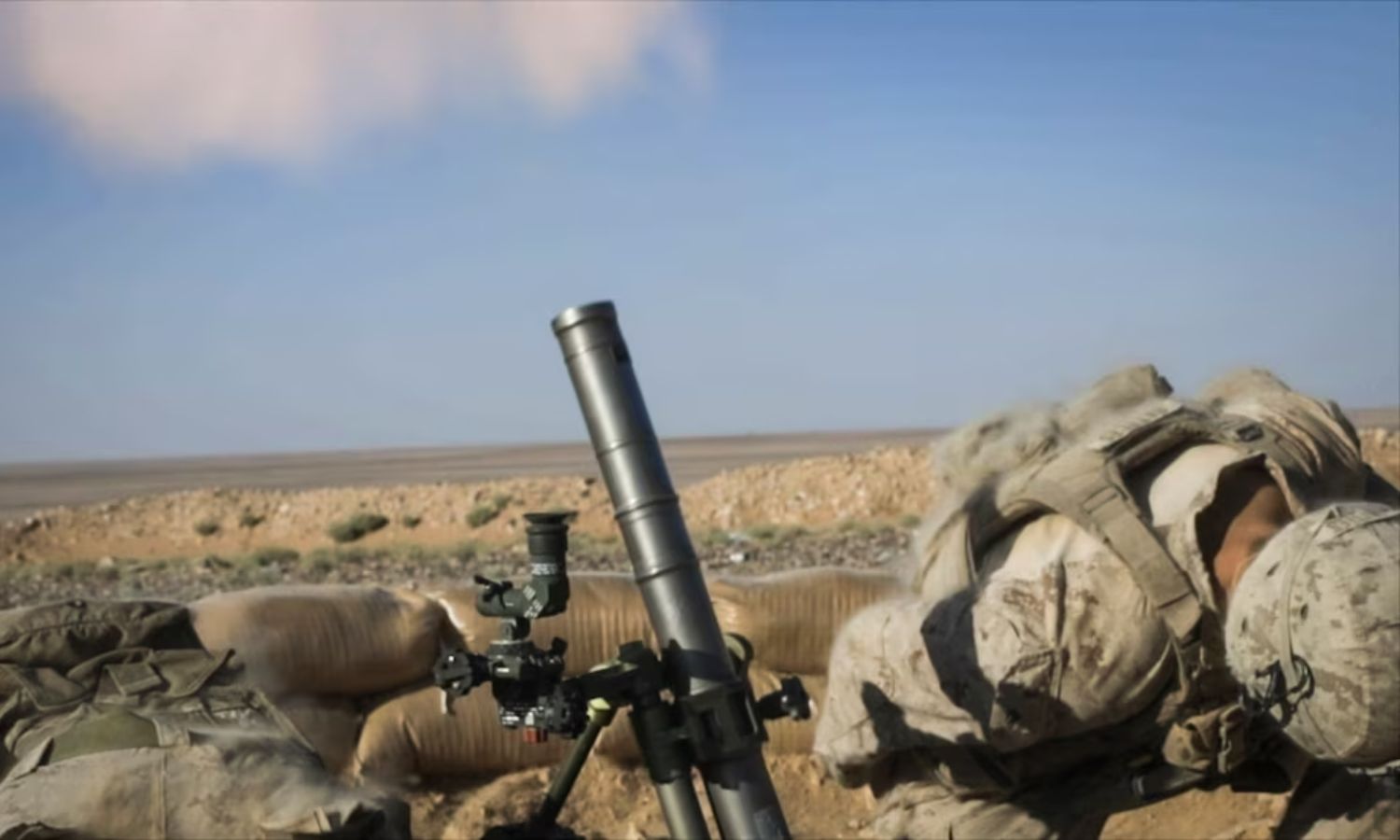 جندي أمريكي يرمي قذائف هاون خلال استعراض عسكري بالقرب من قاعدة التنف العسكرية شرقي سوريا- 7 من أيلول 2018 (سينتكوم)