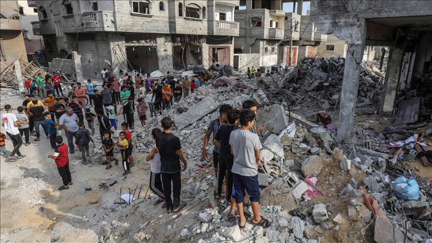 يعاين سكان قطاع غزة في فلسطين أضرار القصف الإسرائيلي - 09 من تشرين الأول 2023 (وكالة الأناضول)