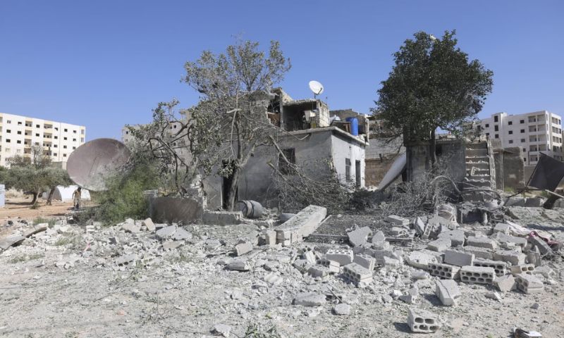 مبنى دمر جراء القصف من قوات النظام السوري في إدلب- 6 تشرين الأول 2023 (AP)
