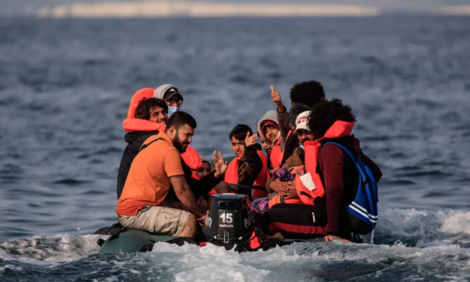 مهاجرون في قارب مطاطي يقتربون من الساحل البريطاني بعد عبورهم فرنسا-2020 (AFP)