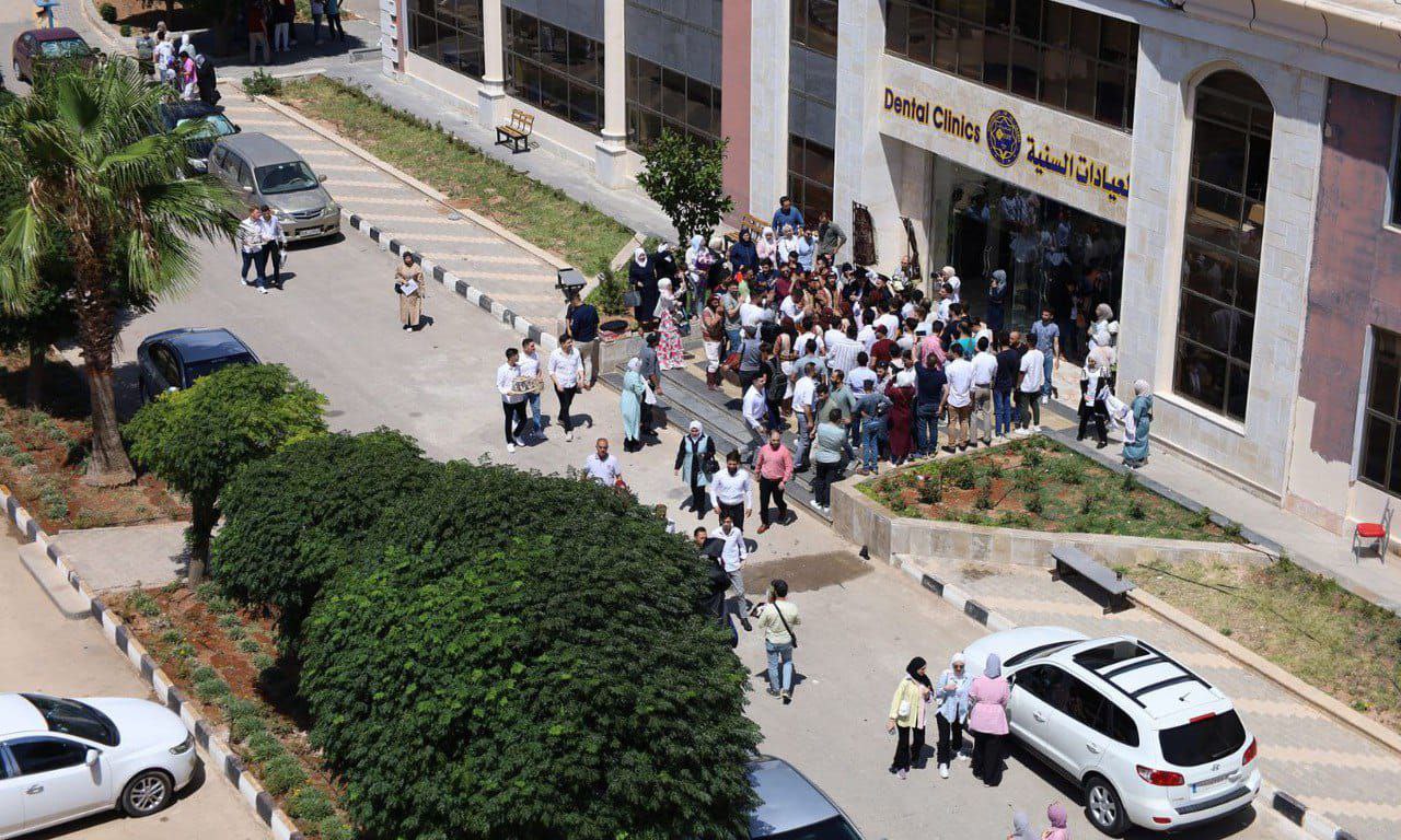 طلاب مجتمعون أمام مبنى العيادات السنية- 12 من آب 2023 (الجامعة العربية الخاصة للعلوم والتكنولوجيا/ فيسبوك)