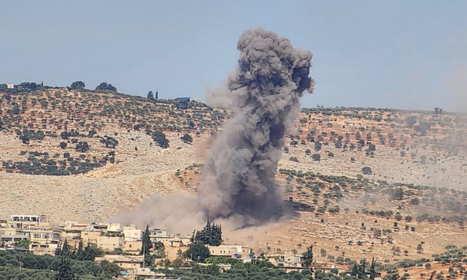 آثار استهداف الطيران الحربي الروسي أطراف بلدة الشيخ يوسف في ريف إدلب الغربي - 17 من تشرين الأول 2023 (مرصد المحرر)