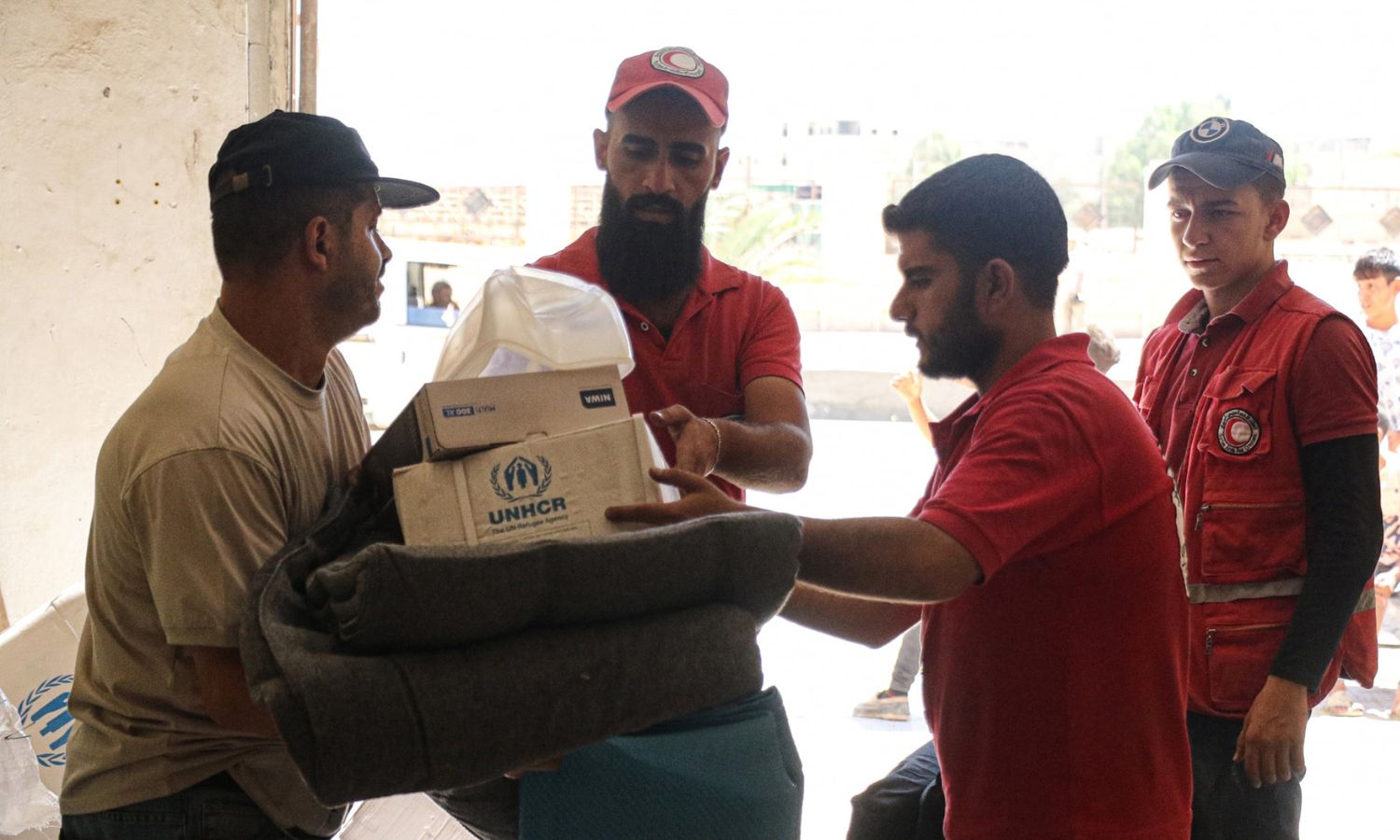 توزيع حصص غير غذائية في مدينة دير الزور - 10 من آب 2022 (الهلال الأحمر السوري - فرع دير الزور / فيس بوك)