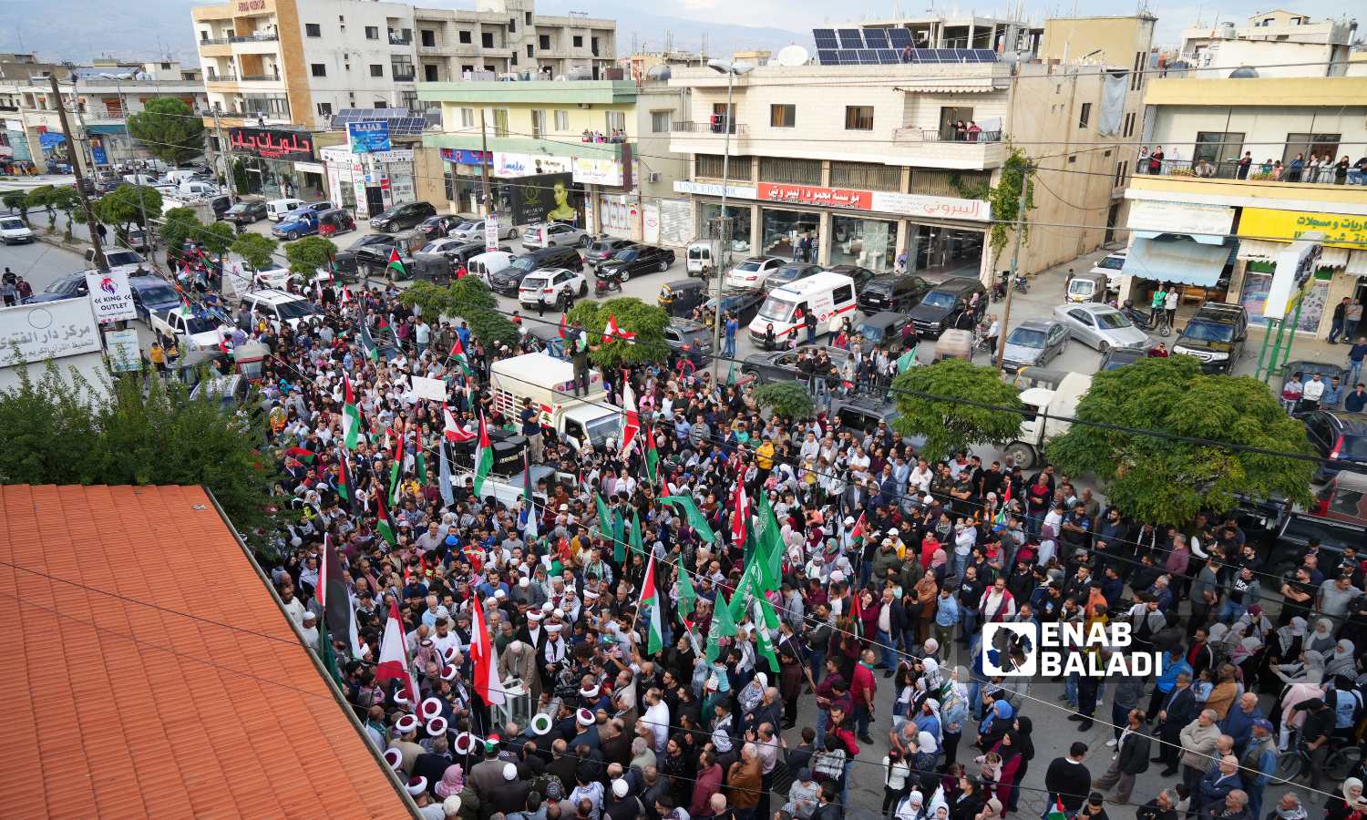 تضامنًا مع غزة وبحضور مفتي "البقاع" مظاهرة أمام دار الفتوى في برلياس بالبقاع في لبنان - 18 من تشرين الأول 2023 (عنب بلدي)